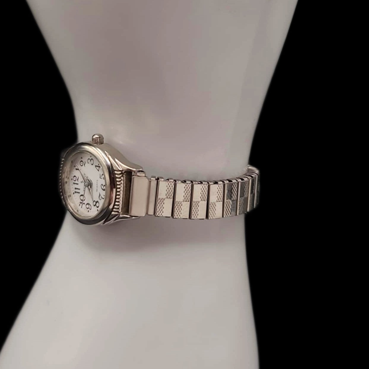 New unused old stock vintage ladies 9-11mm flex expansion watch band