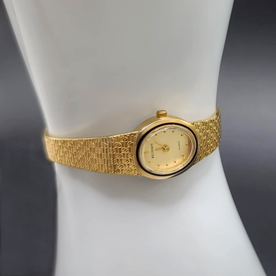 Regency Quartz Ladies Gold Analog Vintage Watch