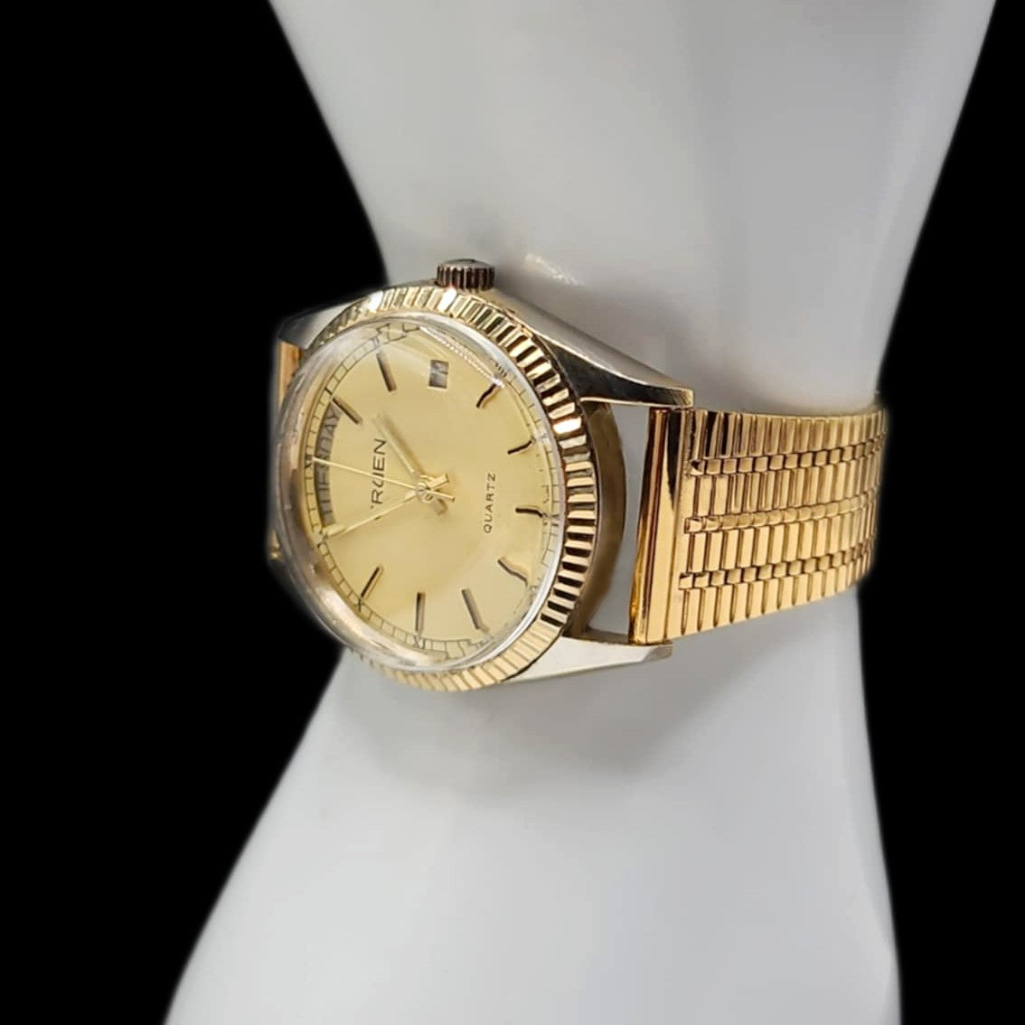 Gruen Swiss Mens Quartz Analog Watch With Date & Date Displays