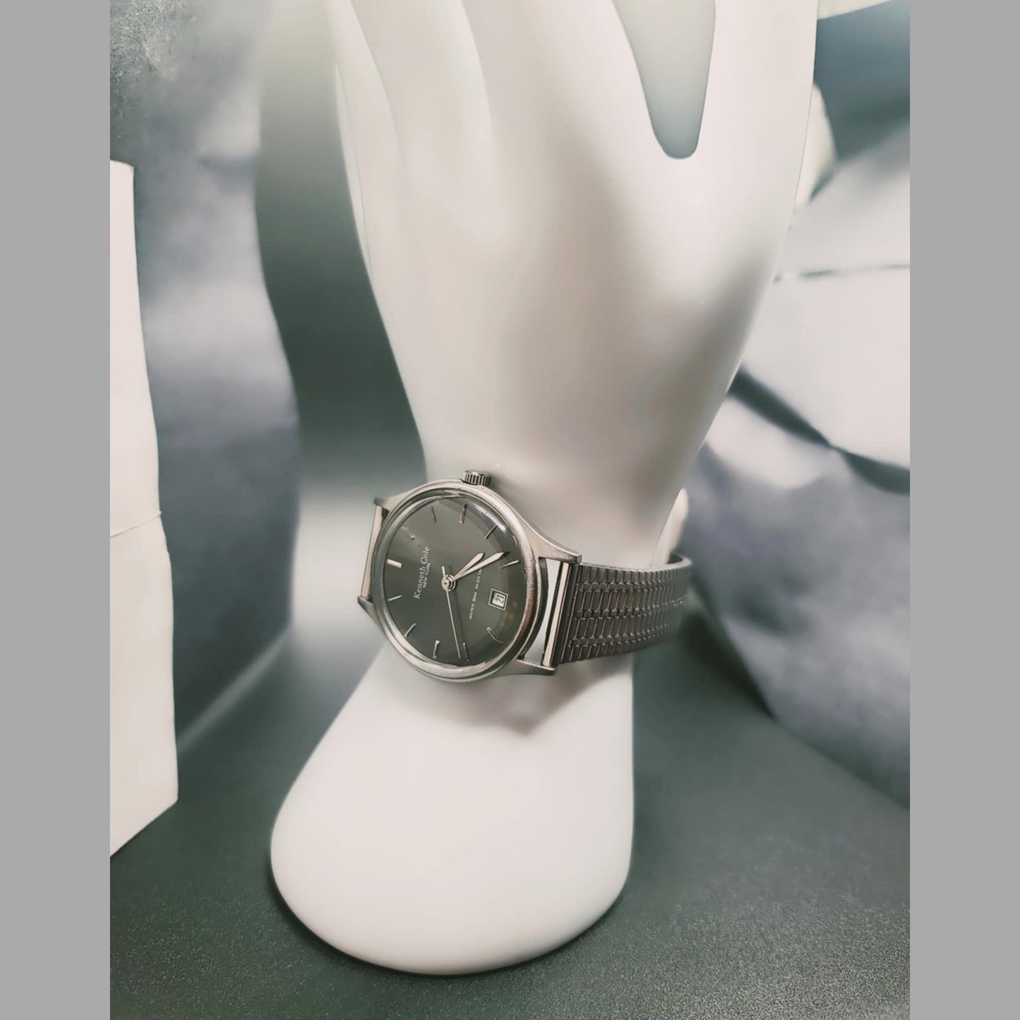 Kenneth Cole Classy Mens Quartz Watch With Date Display at 6 Position